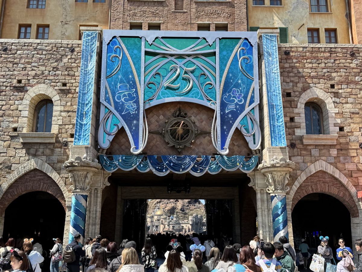 日中でも色合いが変わって見えたり、夜にはライトアップも。さまざまな時間に足を運んでみたいファザード