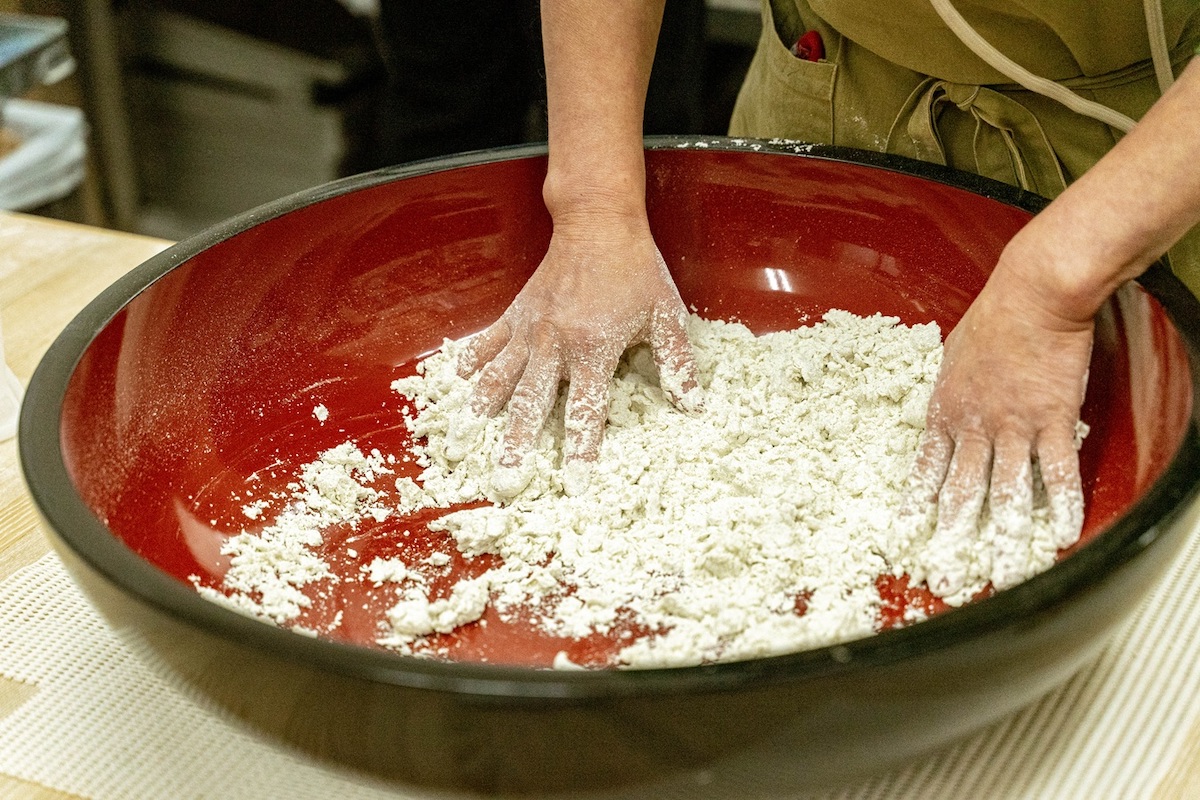 そば粉をこねる様子