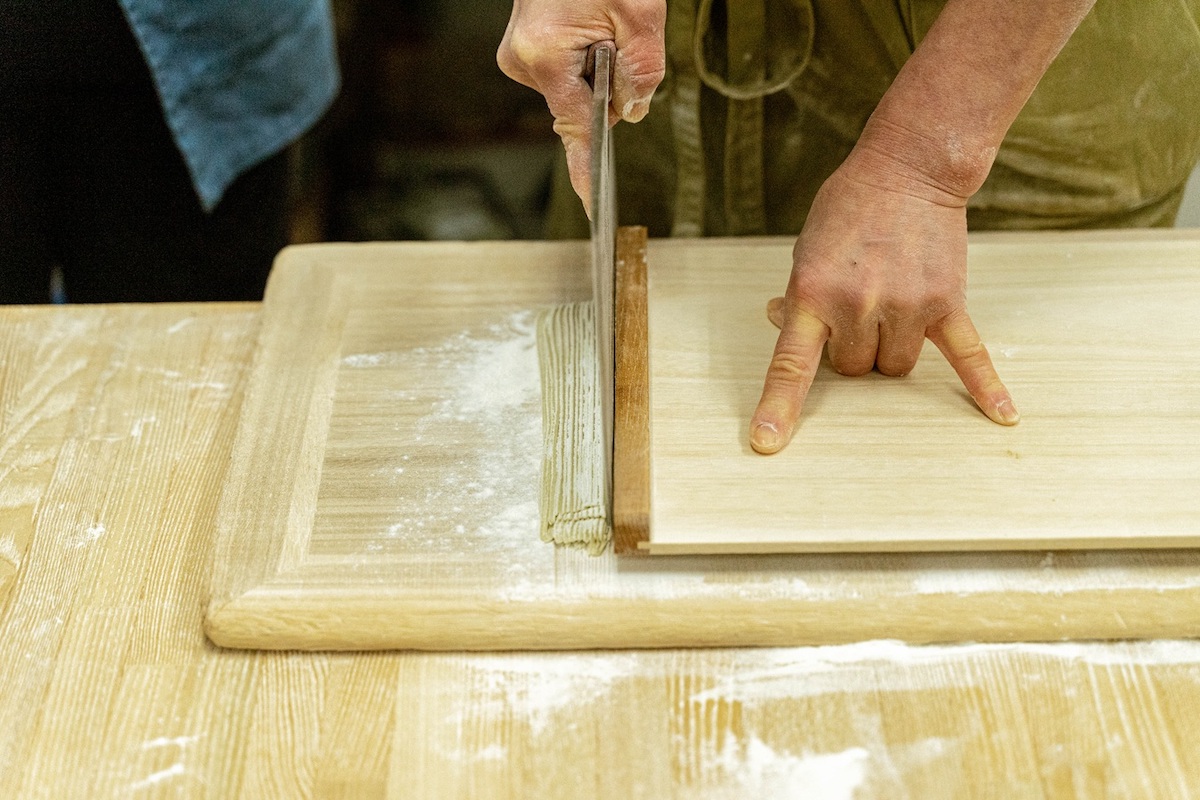 そばを切る様子