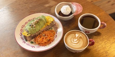 【田園調布】赤が基調のこだわり空間。「Relief coffee stand」の満腹アボカドトースト＆絶品固めプリン