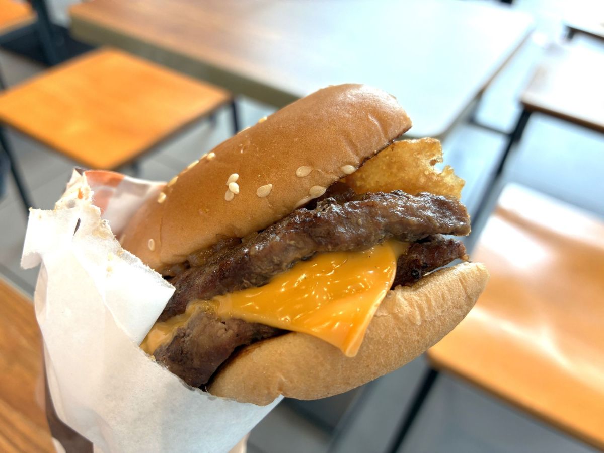 オニオンリングがはさまっているのが見えますか&hellip;？！