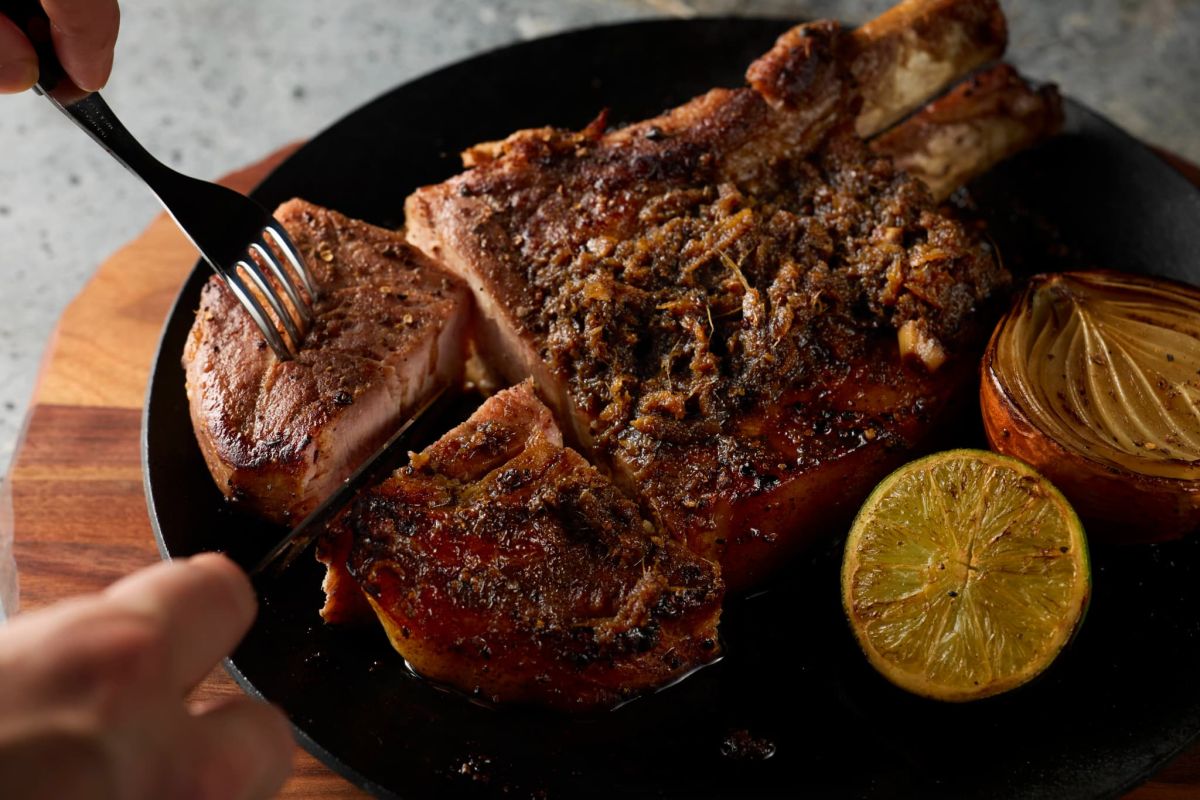 骨付き国産豚を800g使用した「宴ディッシュ 骨付き国産豚の生姜焼き」