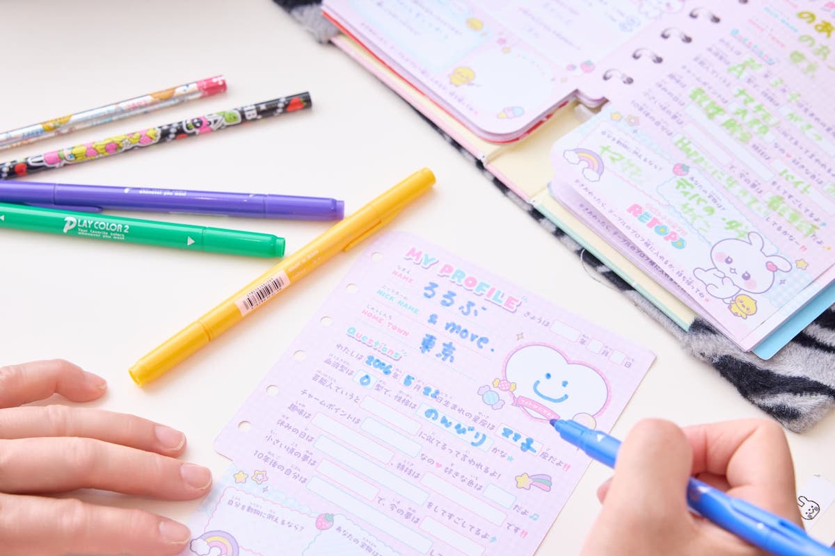 プロフィール帳を書く様子
