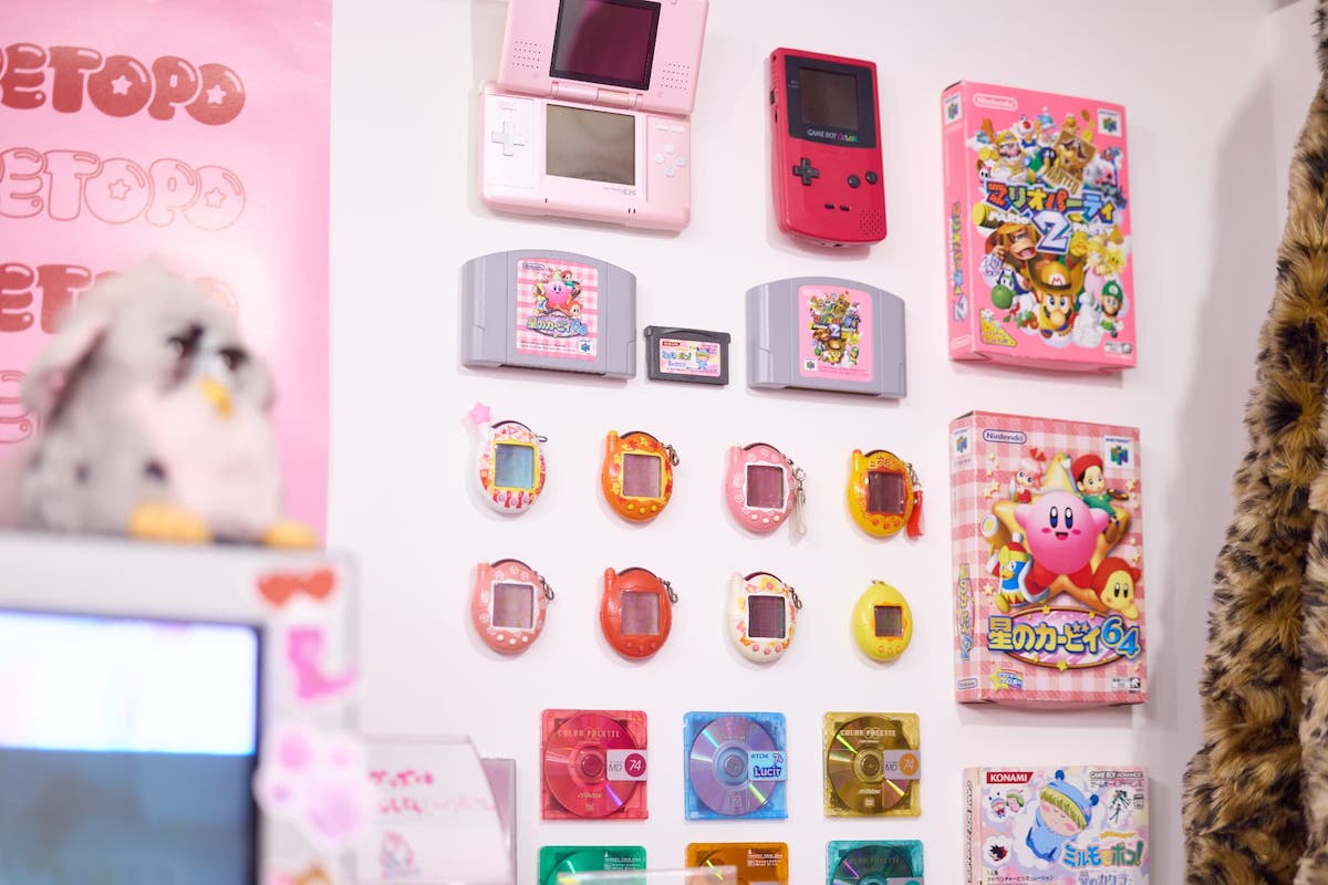 壁に飾られたゲームなど
