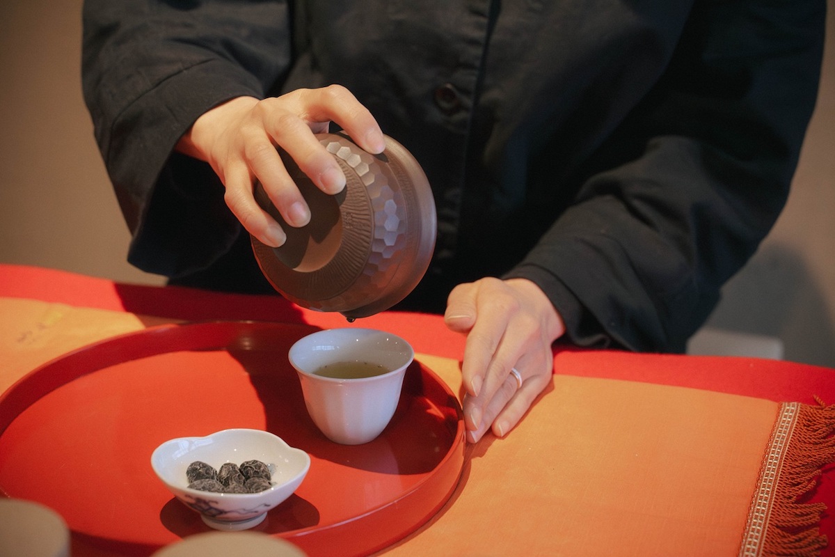 お茶を淹れる様子