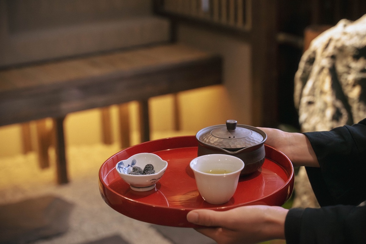 お盆に乗った茶器