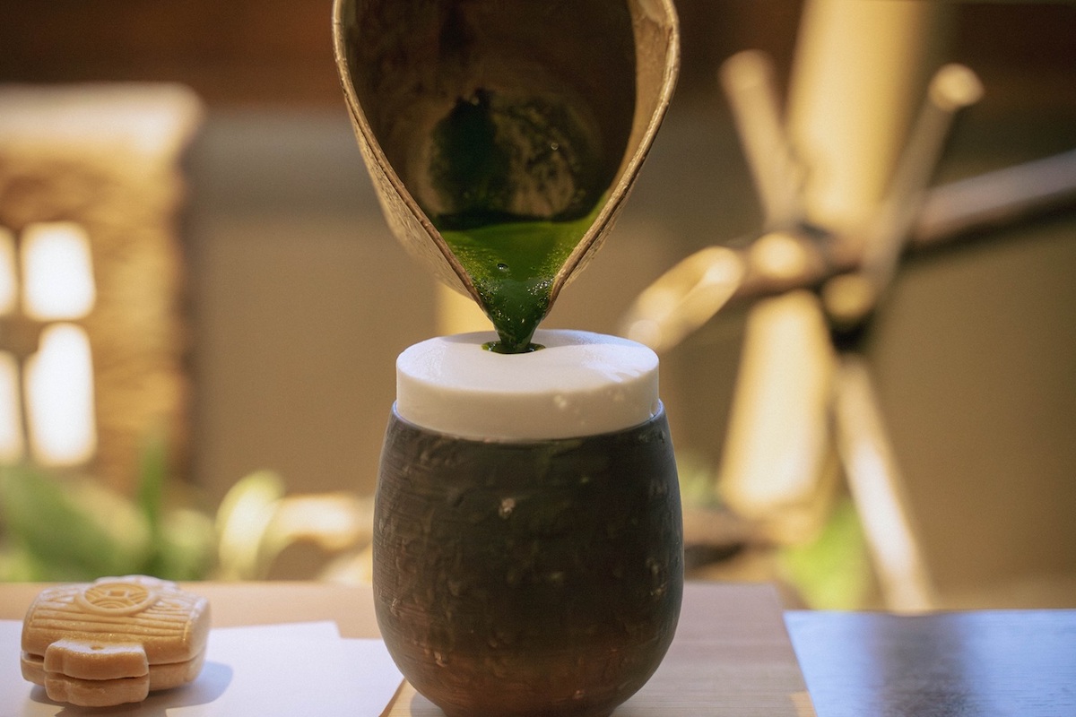 カップの側面を超えて立ち上がるミルクフォーム