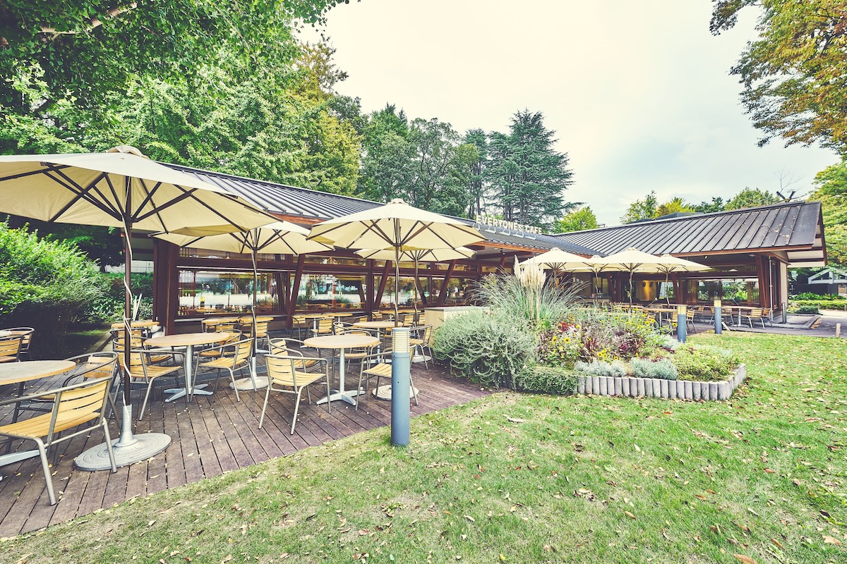 緑に囲まれたテラス席（写真提供：EVERYONEs CAFE）