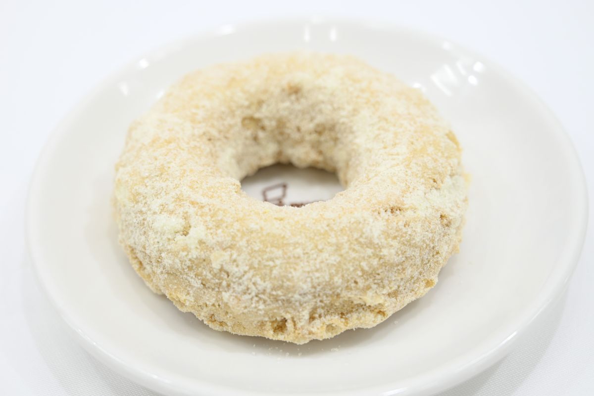 ミルク風味のシュガーが合わさった「サクぽふん ミルクシュガー」（テイクアウト248円、イートイン253円）