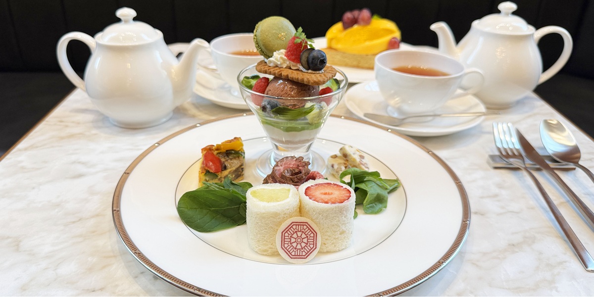 （手前）14時から提供の「アフタヌーンティープレート」ドリンク付き3200円