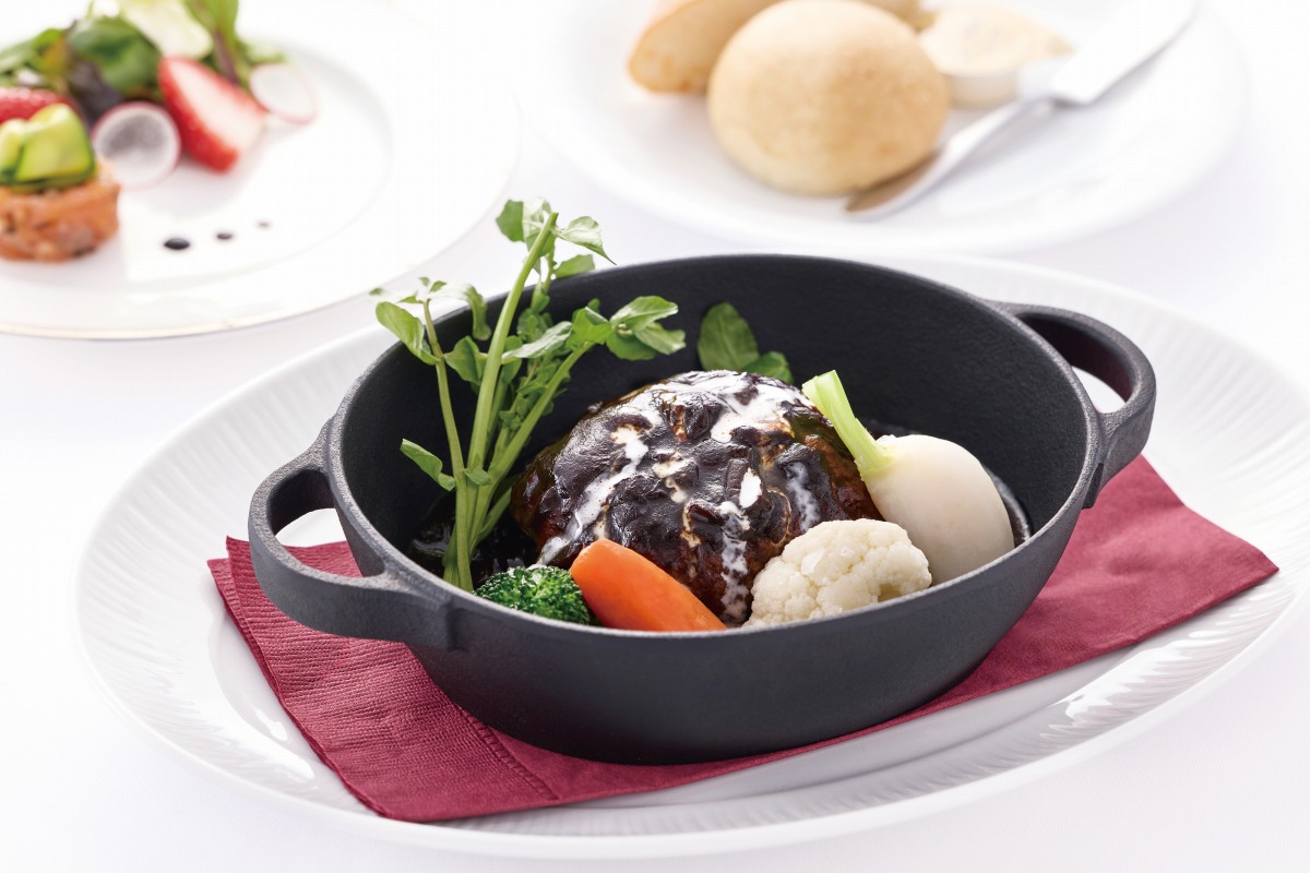 「シチュー・ド・ハンバーグ デミグラスソース」季節のアミューズ・パンまたはライス付き2900円（11時からの提供）