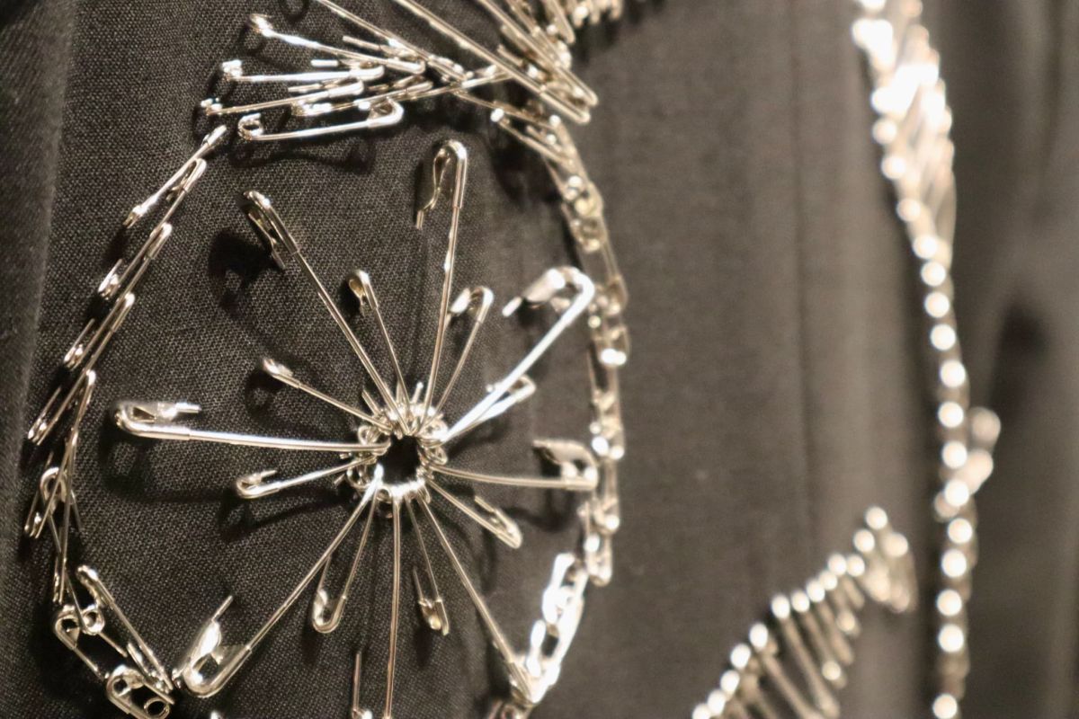 よく見ると、安全ピンがたくさん！