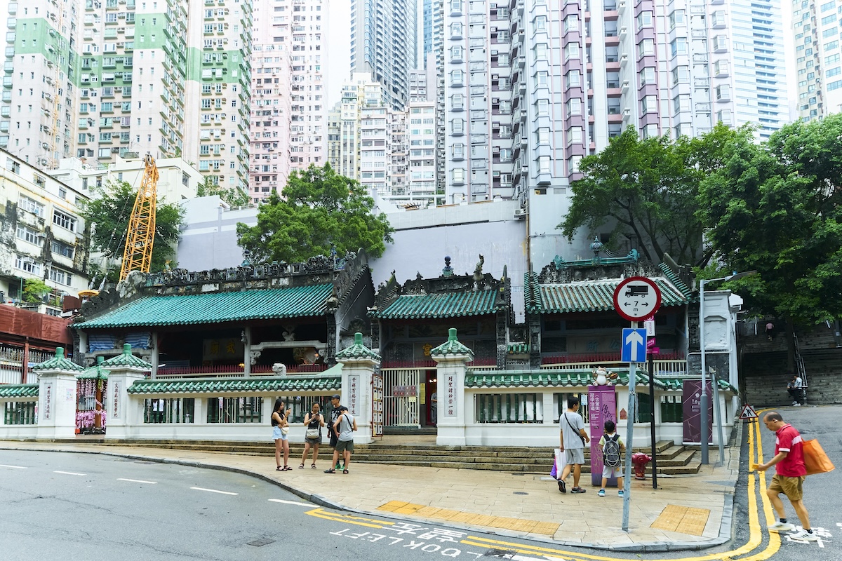 高層ビルと寺院が並ぶ、香港らしい街の風景