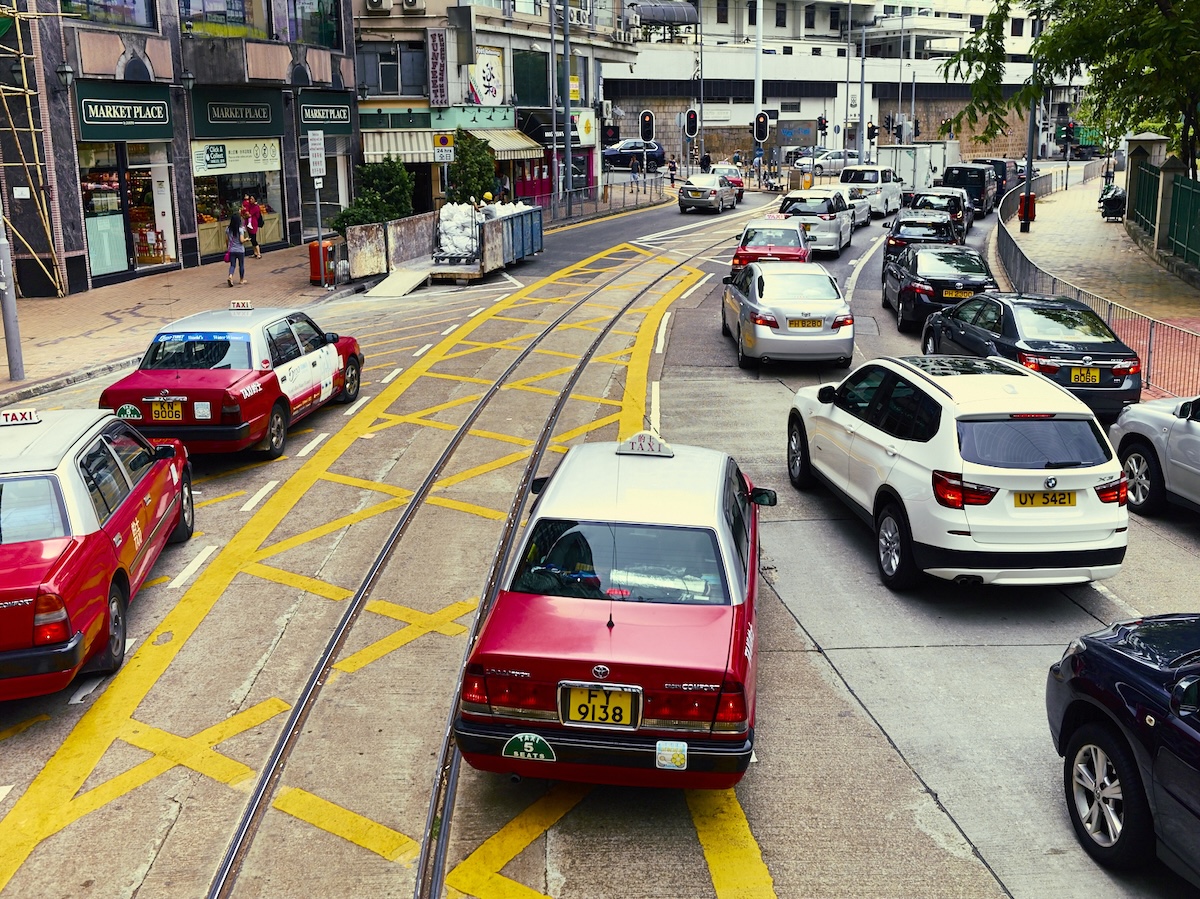 香港中心部を走る赤い車体のタクシー