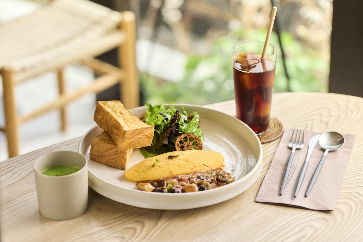 「喜心のオムレツ 〜トマトときのこの出汁仕立て〜」2800円 「喜心ブレンドコーヒー 650円」 ※1ドリンク制