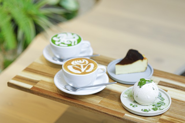 写真左から／「抹茶ラテ」800円、「カフェラテ」700円、「酒粕のバスクチーズケーキ」580円、「春緑」800円