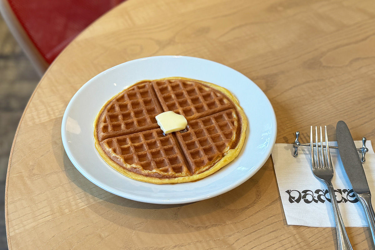 「クラシックワッフル」1200円（有塩バターシロップつき）