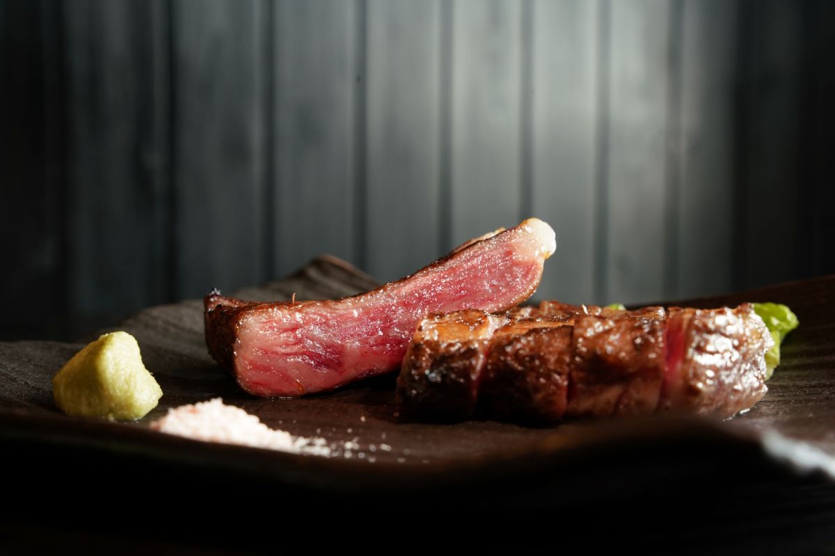 銘牛大和牛のロースステーキ＜肉匠たけ田（奈良県北葛城郡）＞