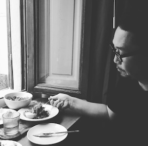フォトグラファー・斉藤純平さん。地元食材や地酒が大好きな&ldquo;自炊トラベラー&rdquo;でもある