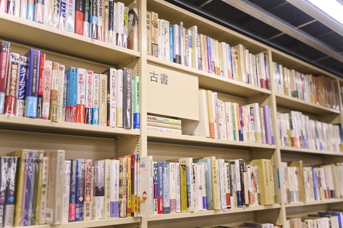 1階「世界の展望台」に登ると見つかるアウトレットと古書の棚