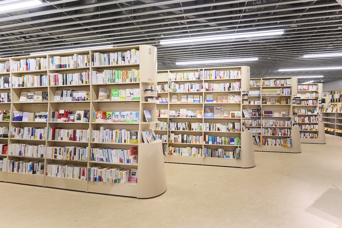 2階の特徴的な書棚「発見のさざ波」