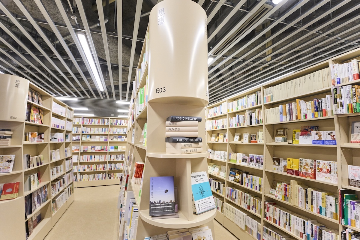 「三省堂書店 神田神保町本店」2階の内観