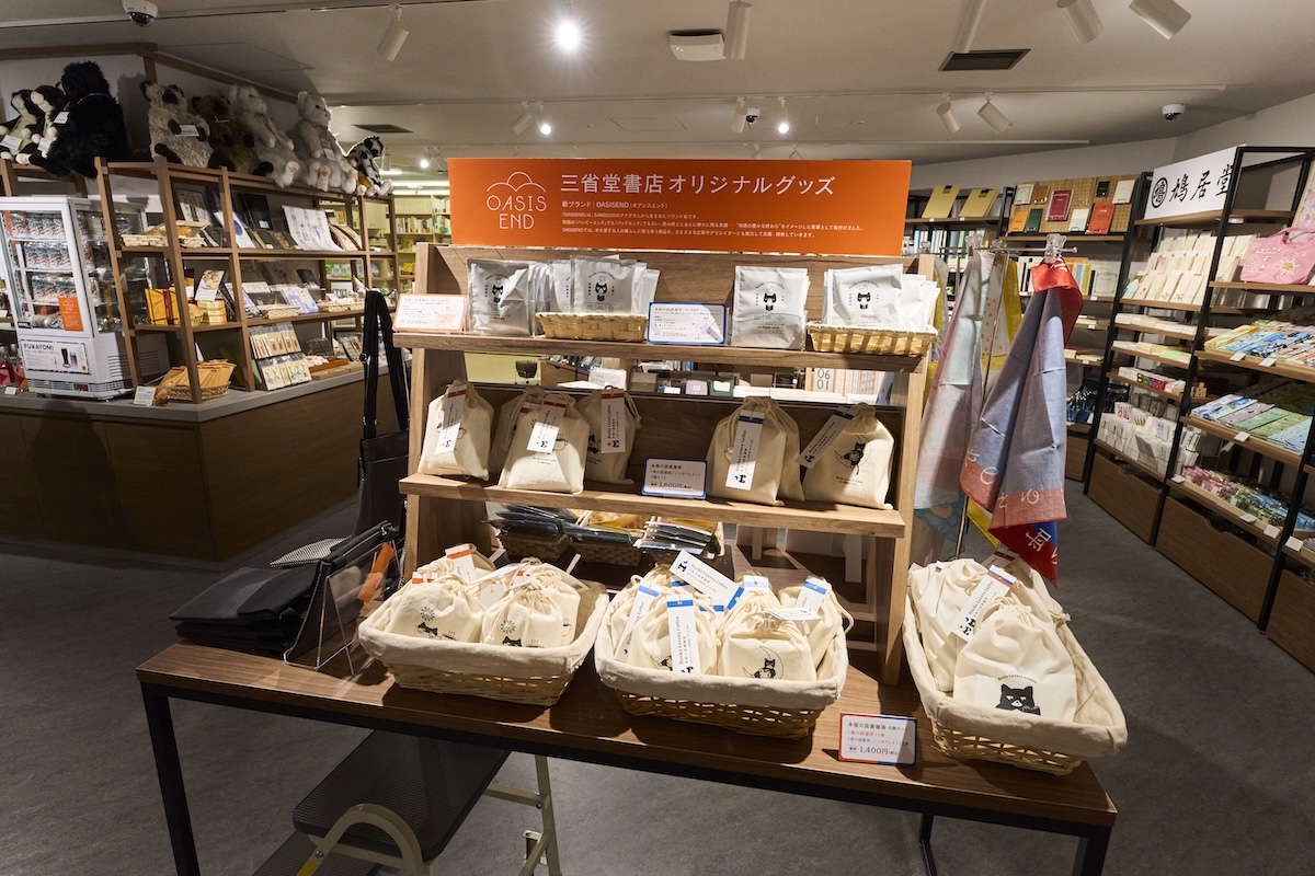 2階「神保町いちのいち」内にあるオリジナルブランドが並ぶコーナー