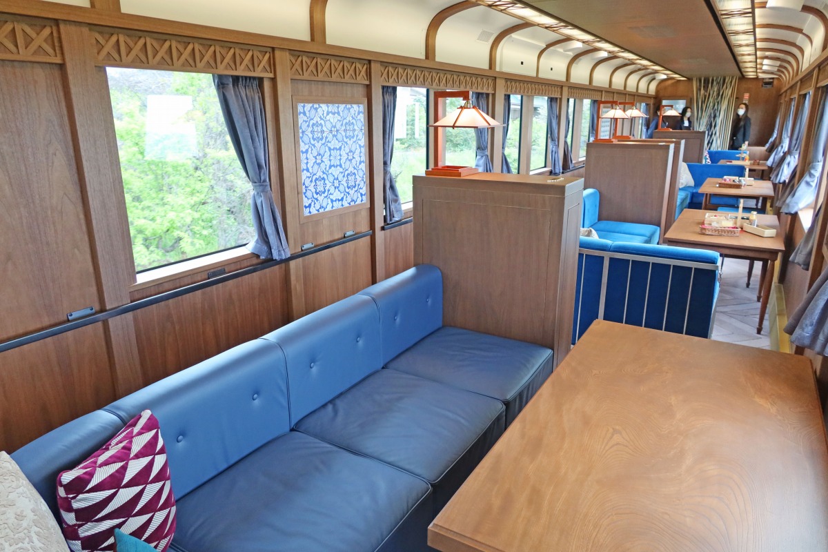 4号車の「グランシートプラス」（手前）。こだわりのテーブルやソファで、「グランシート」より特別感があります。