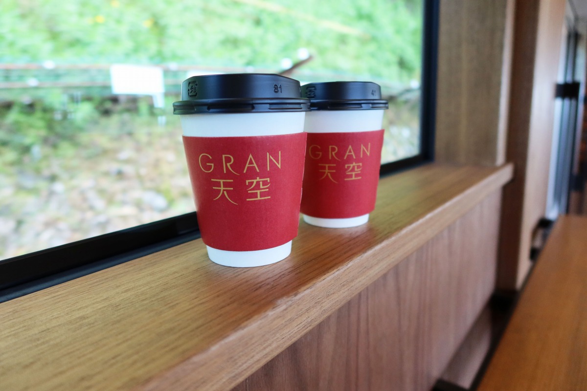 コーヒーでほっとひと息。「天空ブレンドコーヒー（ホット）」や「天空ブレンド水出し（アイス）」は各500円。