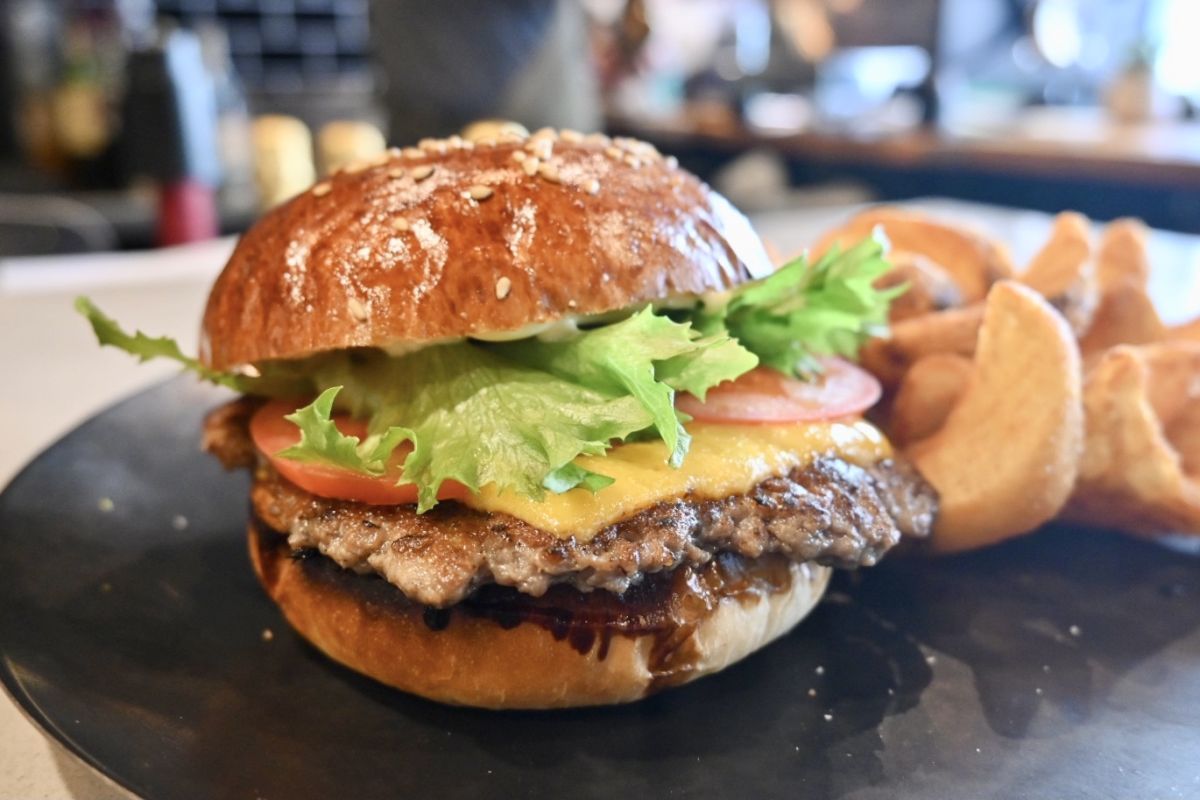 チーズバーガー「president」（シングル）1100円とフライドポテト「サイドワインダー」700円