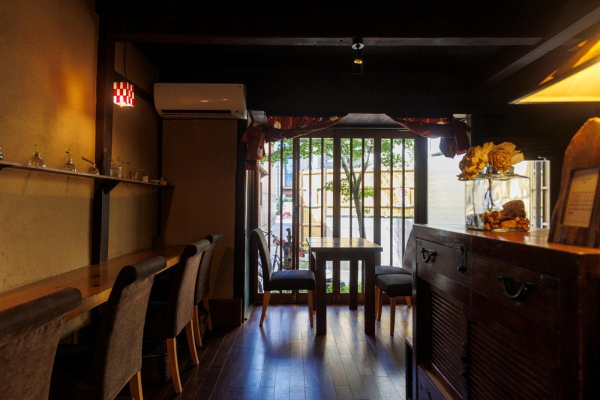 「Cafe 火裏蓮花」店内