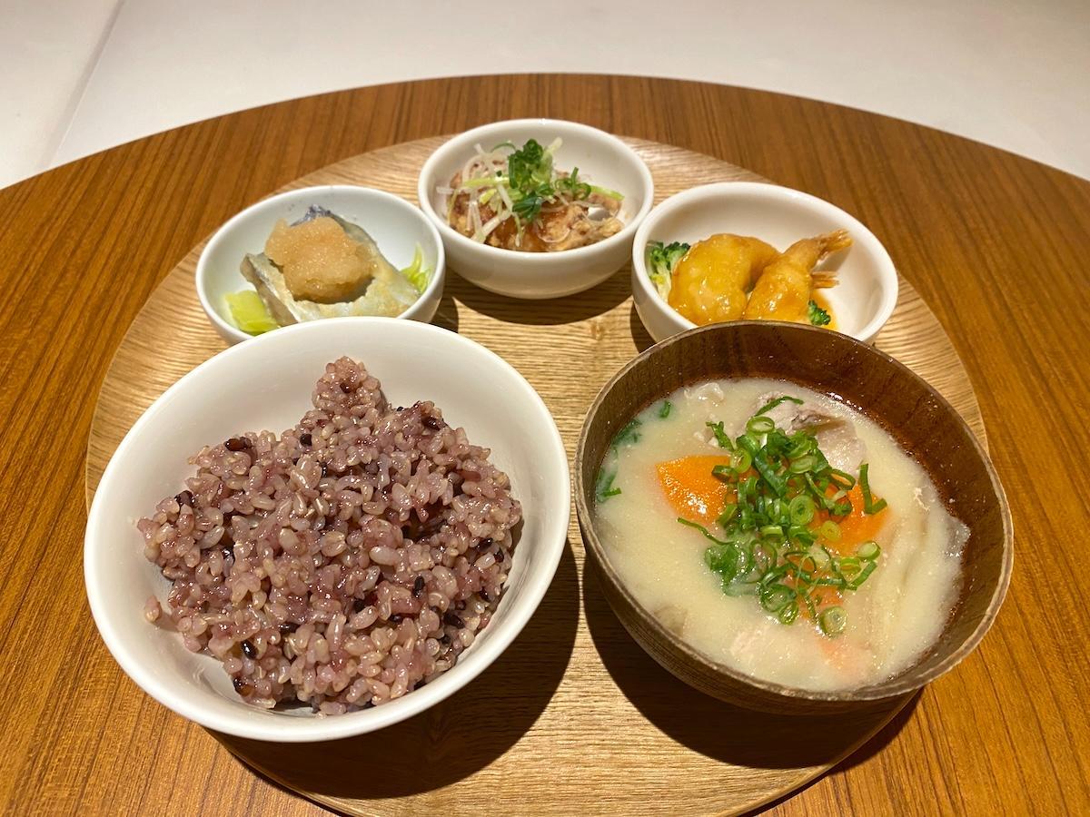 「選べるおかずのデリごはん（小鉢3品）」1480円