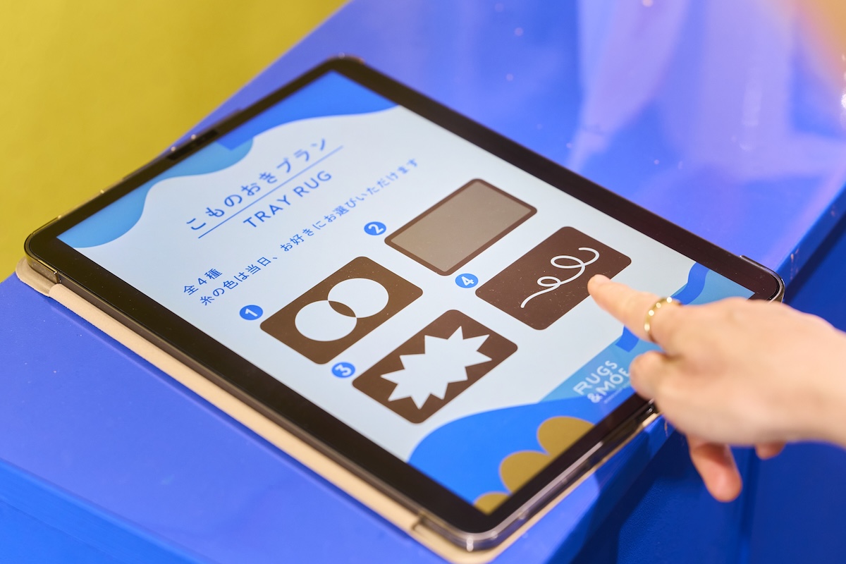 タブレットを見ながらデザインを選ぶ