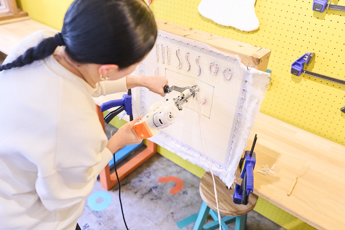 中央のライン部分にベージュの毛糸を打ち込んでいく