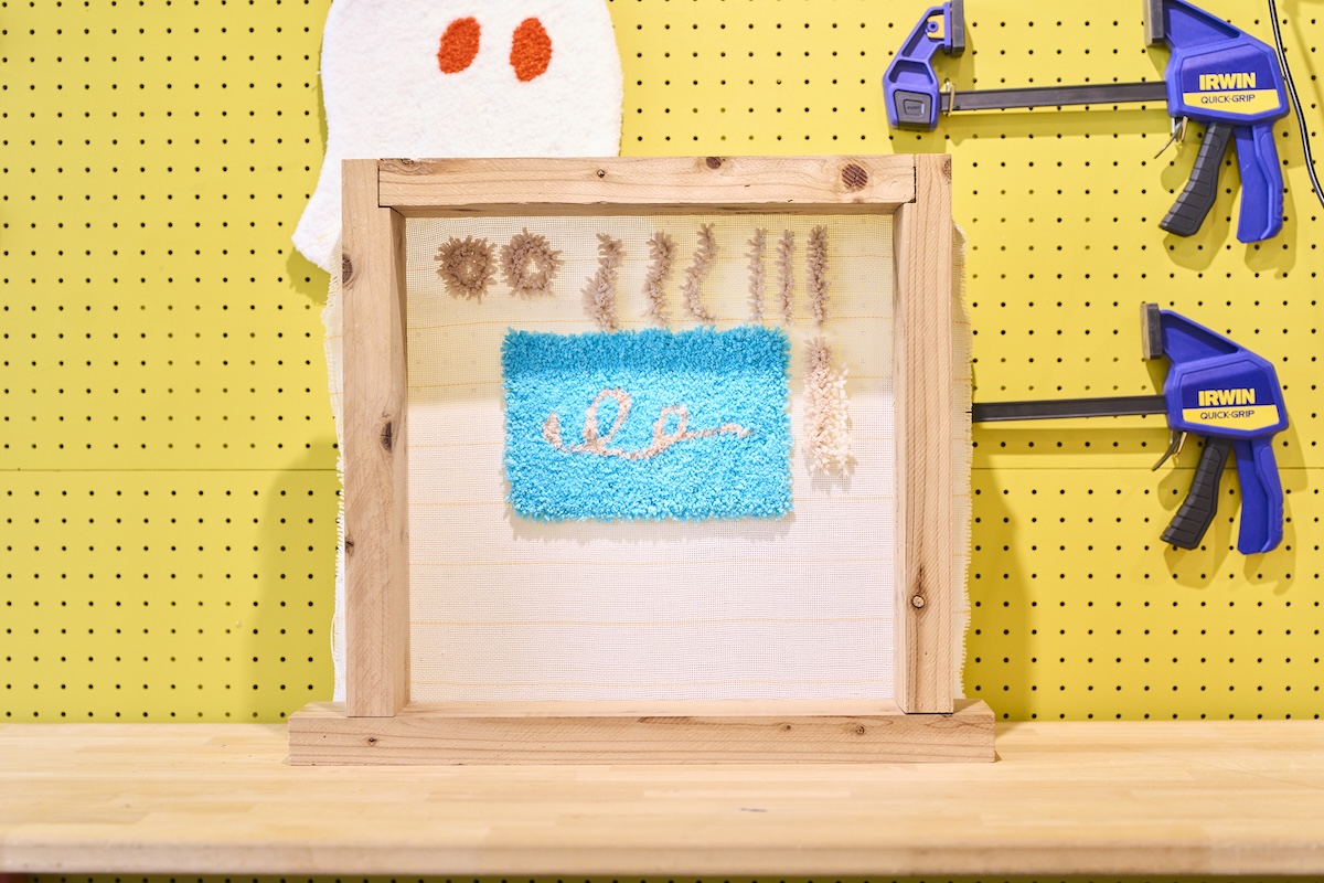 タフティングガンでの打ち込み作業が完了