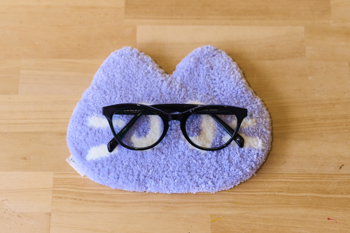 ねこめがねおき。猫がメガネをかけたように見える