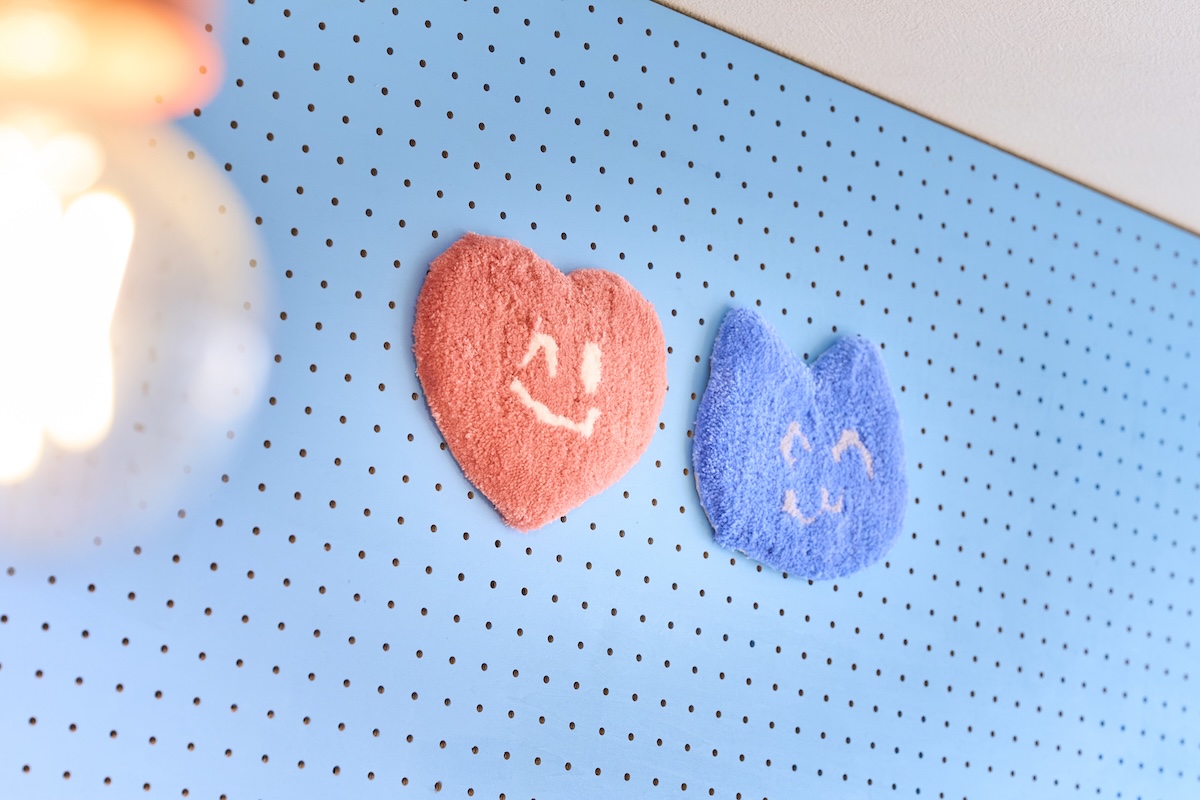 子どもが手書きしたラインをタフティングした作例