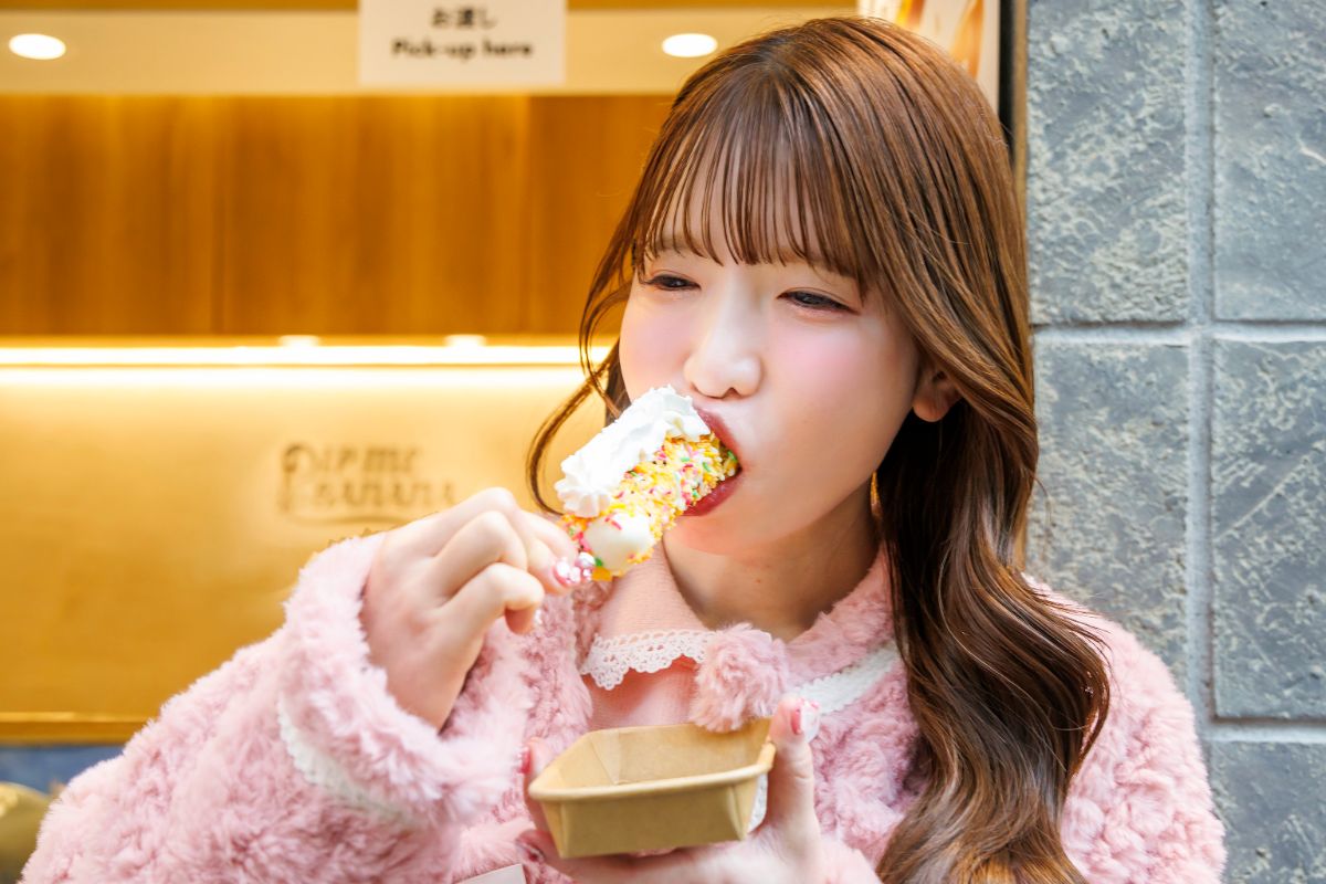 チョコバナナを頬張る様子
