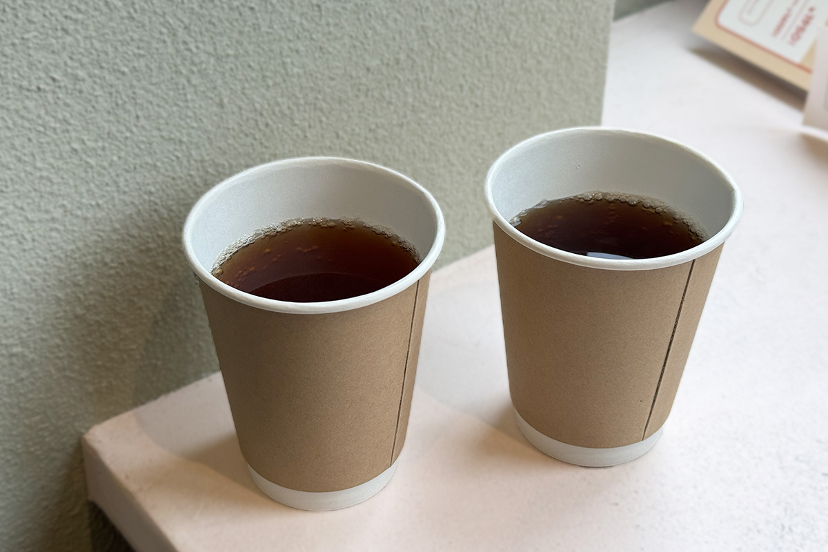 左から「奥八女ほうじ茶（ホット）」、「雲南ジャスミン紅茶（ホット）」各500円