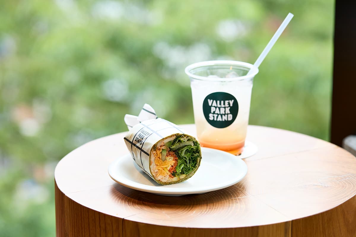 「ケイジャンチキンコブのラップサンドイッチ」770円、「自家製レモネード（アイスソーダ）」700円