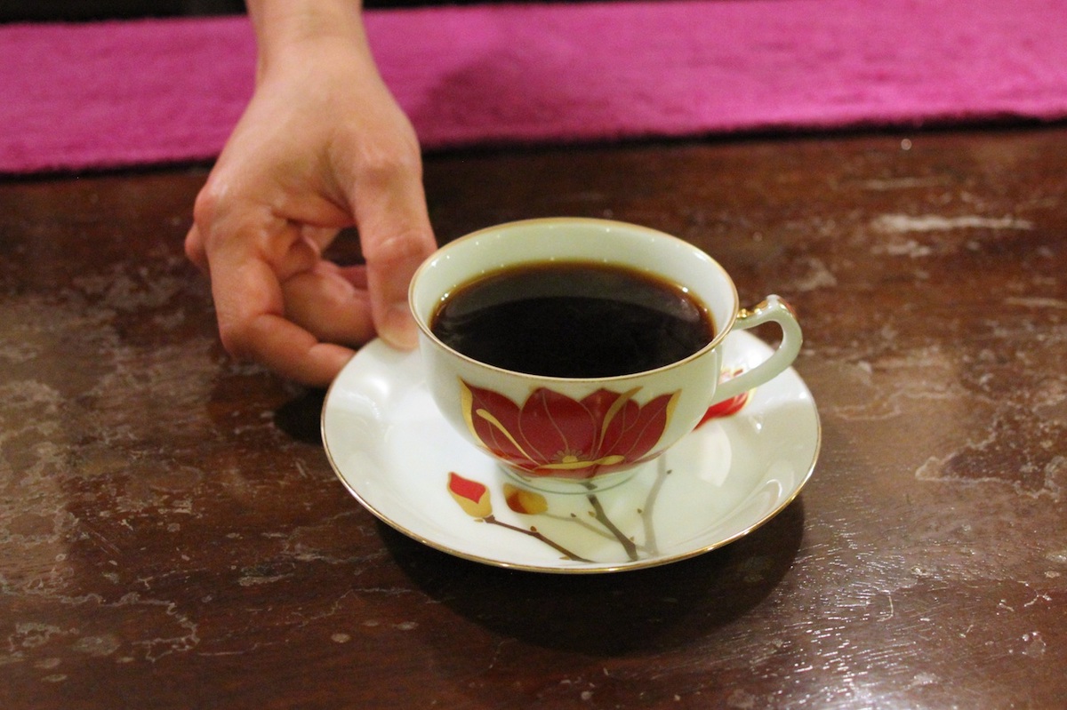 大倉陶園の赤い花が描かれたコーヒーカップ