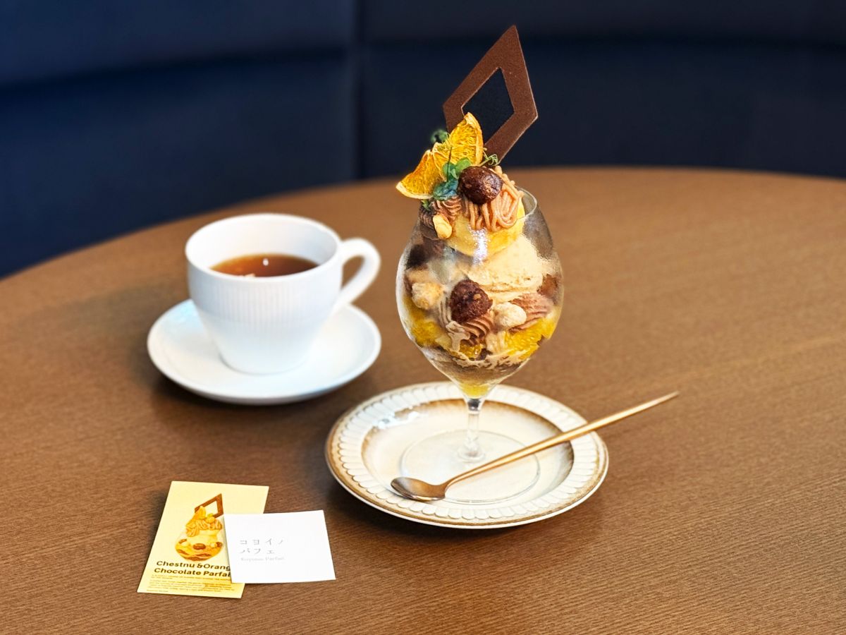 （右から）「栗とオレンジとショコラのパフェ」2590円、「紅茶 オランジェリー」600円※取材時点
