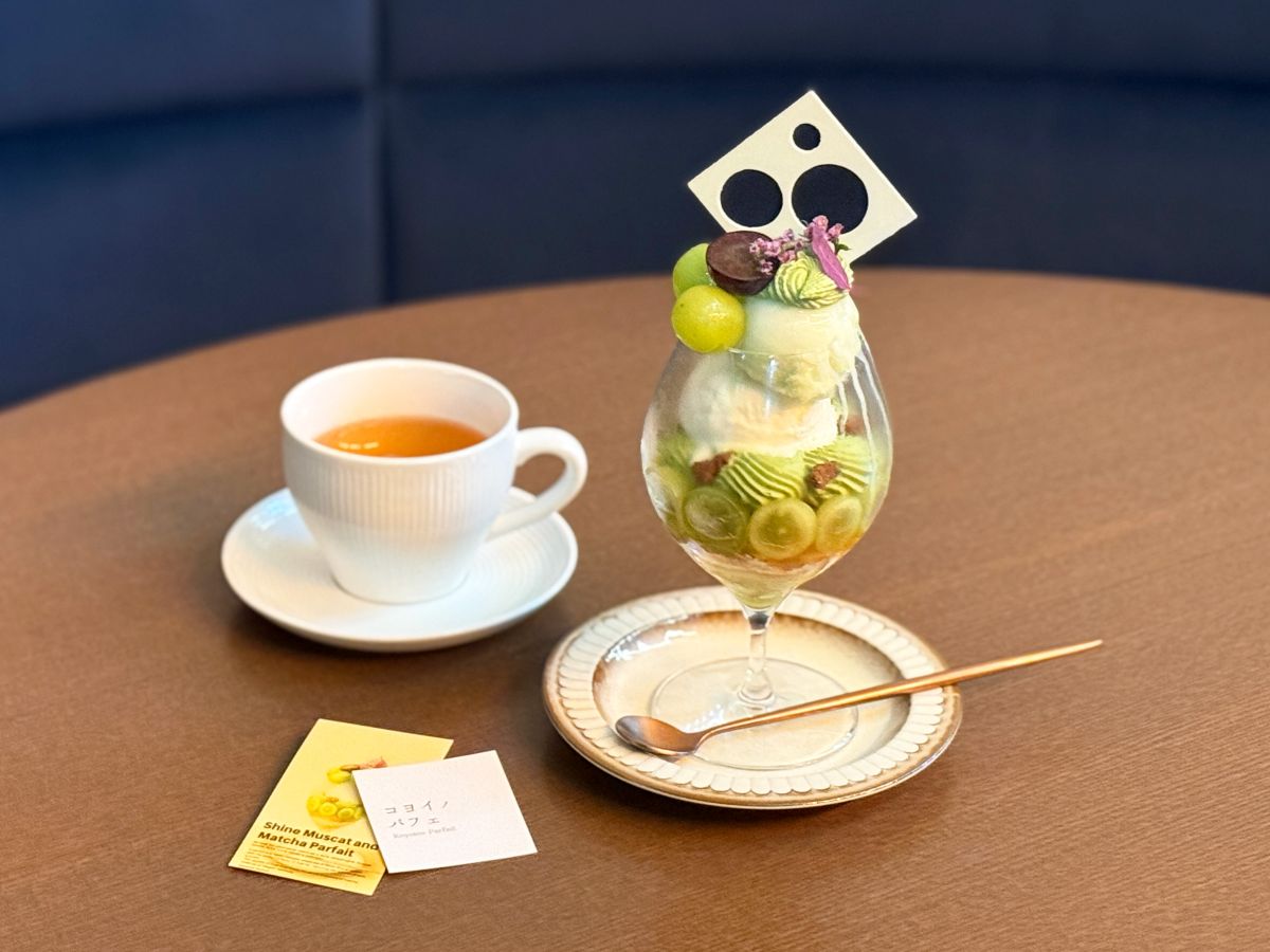 （右から）「シャインマスカットと抹茶のパフェ」2590円、「紅茶 ミスティマスカット」600円※取材時点