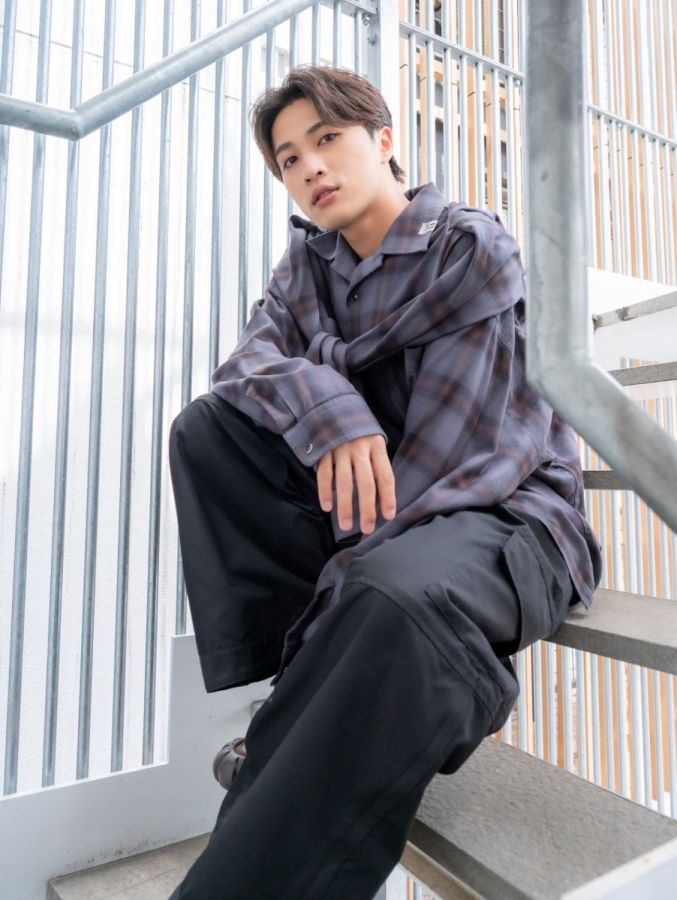 階段に座る窪田宗一郎さん