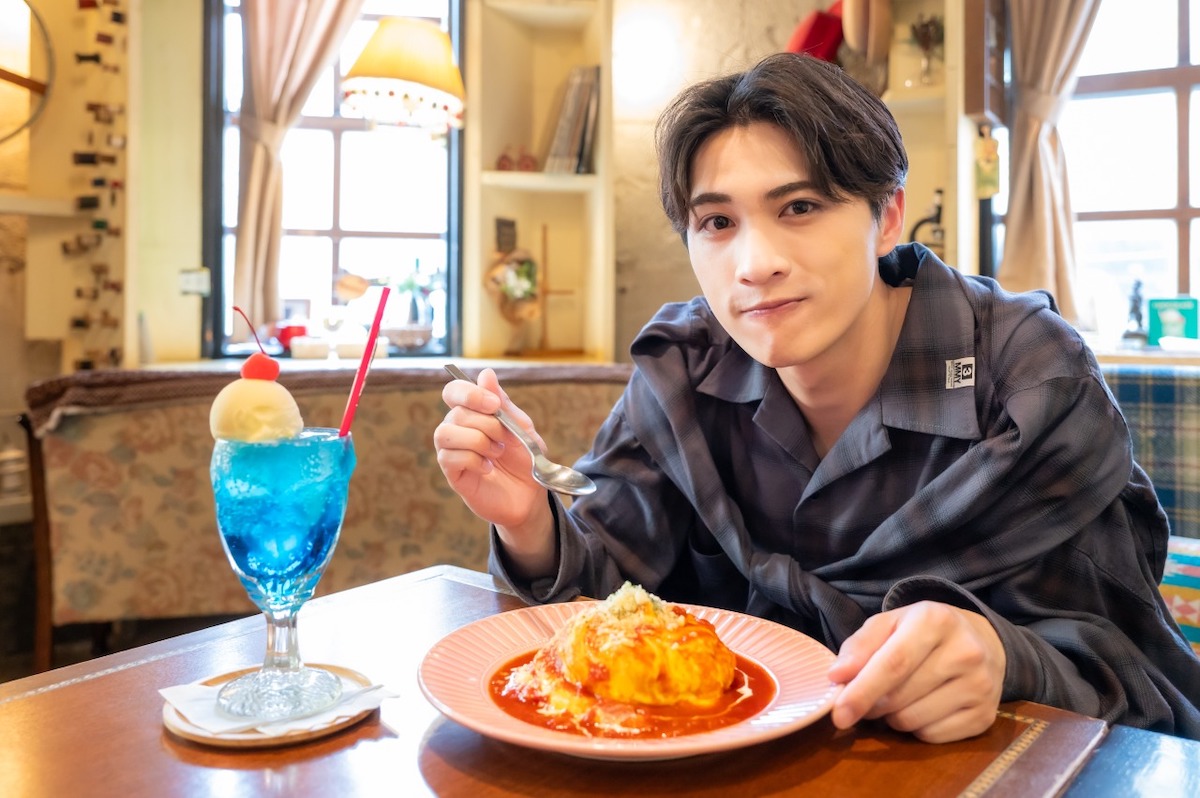 （写真左から）「クリームソーダ」650円、「とろとろ卵とチーズのオムライス」1320円