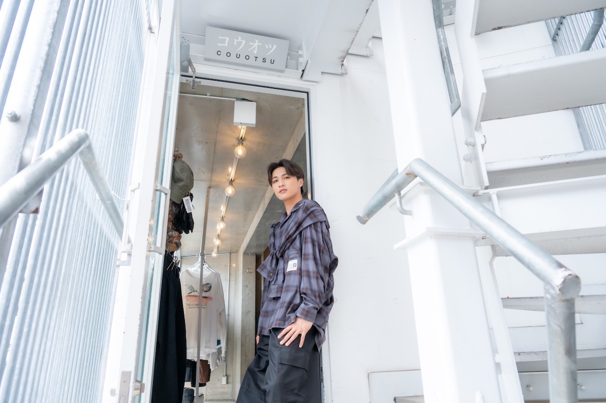 お店の入り口に立つ窪田さん