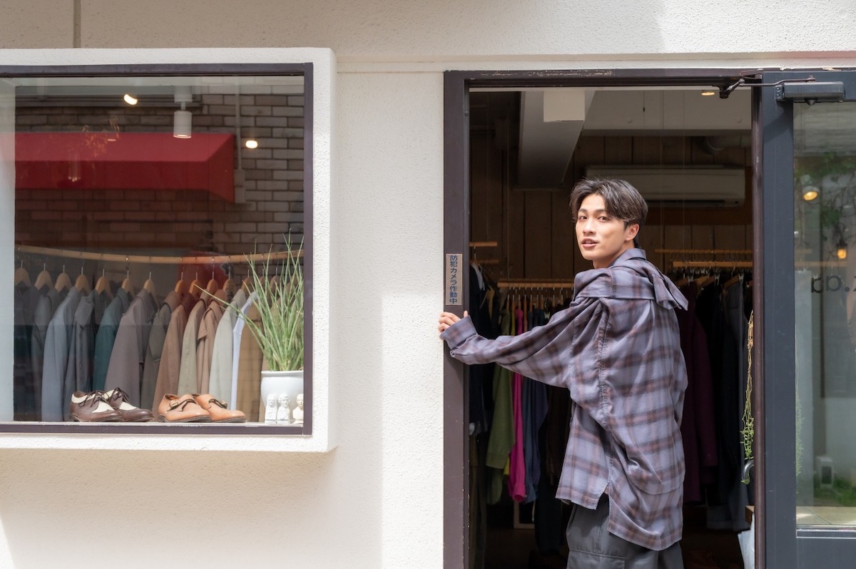 お店に入ろうとする窪田さん