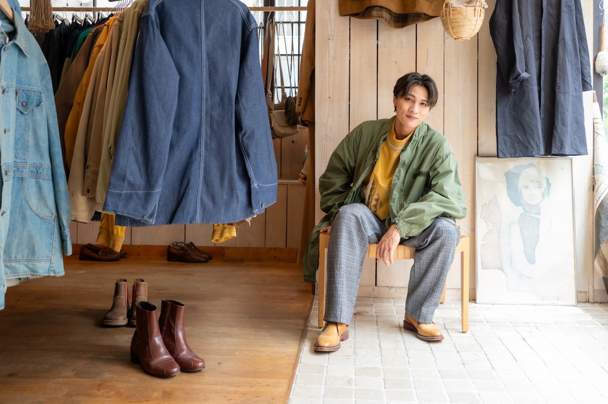 （着用アイテム上から）「70's &ldquo;M-65&rdquo;Fishtail Parka」6万5780円、「&ldquo;SAXONY&rdquo; Suede Leather &times; 3D Knit Switching Vintage Pullover」2万9480円、「