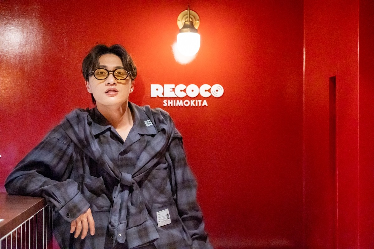 赤い壁と窪田さん