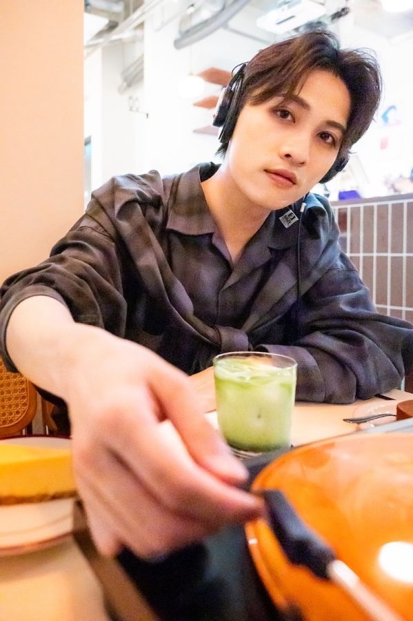 レコードを聴く窪田さん